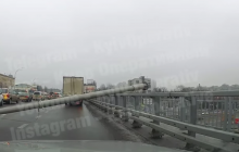 В сети показали "более наглядное" видео падения столбов на Шулявском мосту