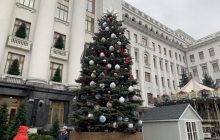 На Банковой уже поставили новогоднюю елку (фото)