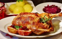 Рум’яно-соковита качка на святковий стіл: як смачно запекти птицю у духовці