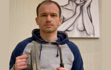 Український міністр оригінально привітав держвиконавців - з паяльником та праскою в руках (фото)