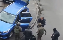 У Києві на Виноградарі "замінували" припаркований автомобіль (відео)