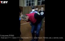 "Облизуй палицю": оприлюднено відео брутального побиття та тортур затриманих у Мінську (18+)