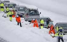 Потужні снігопади тривають: у Японії на трасі замело понад тисячу автомобілей (фото, відео)
