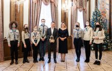 Президент и первая леди получили Вифлеемский огонь от представителей скаутских организаций (фото)