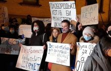 На Банковую вышли сотни молодых людей: требуют уволить главу МОН Шкарлета (фоторепортаж)