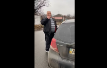 "Сидіть мовчки": у Харкові таксист висадив дівчину з авто через зауваження про маску (відео)