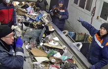 В России живодеры выбросили кота в завязанном мешке: его спасли сортировщики мусора (видео)