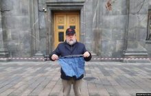 "Щоб чисті були": російський режисер пікетував ФСБ  із синіми трусами в руках (відео)