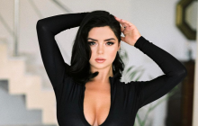 Популярна модель показала осину талію в леопардовому боді