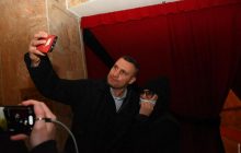Кличко не втримався і зробив селфі під час похорону Кернеса (фото)