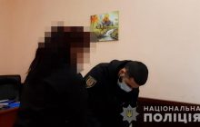 Попросил мобильный телефон: в Одессе девушка ударила незнакомца ножом в грудь (видео)