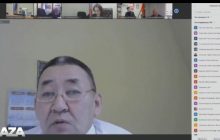 Російський чиновник збудився під час конференції через декольте колеги (відео)