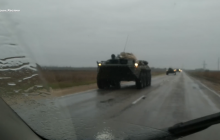 На півночі окупованого Криму помітили колону військової техніки РФ (відео)