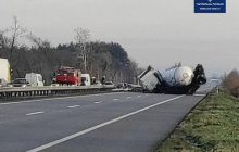 На трасі Київ-Харків перекинулася вантажівка та заблокувала рух (фото)