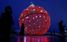 В России военный случайно ударил пушкой по ТРЦ