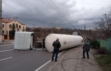 В Житомире перевернулась автоцистерна с газом: жителей близлежащих домов эвакуировали (фото, видео)