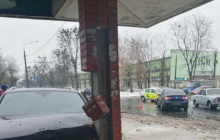 В Харькове автомобиль въехал в остановку общественного транспорта, пострадал водитель