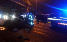 Под Днепром погиб водитель легковушки после столкновения с опорой моста (фото)
