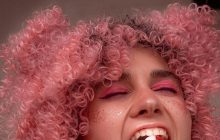 Jerry Heil сверкнула попой в трусиках с рюшами