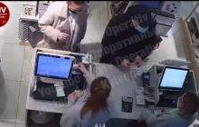 В киевском ТРЦ мошенник ловким движением обманул кассирш на крупную сумму и попал на видео