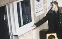 В Киеве мужчина головой ударил сотрудницу метрополитена и попал на видео