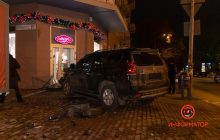 У центрі Дніпра зіткнулися два автомобілі, один з них влетів у магазин (фото, відео)