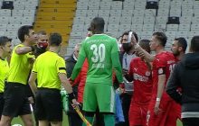 "Не контролировал себя": в Турции футболист заработал удаление из-за смартфона (видео)