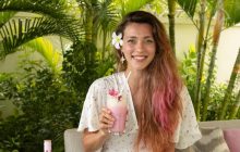 Регина Тодоренко позировала на берегу моря в раздельном телесном купальнике.