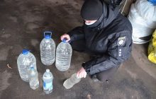 В Дарницком районе Киева полицейские разоблачили точку продажи фальсифицированного алкоголя (фото)