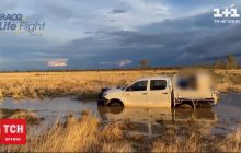 В Австралії врятували батька з дитиною, які застрягли в глушині через повінь (відео)