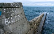 СМИ показали "сугробы" мусора на берегах в оккупированном Крыму (фото)