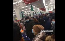 Чхали на пандемію: з’явилось відео "новорічної" тисняви у маркеті в Харкові (відео)