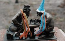 Бронзовые миниатюрные скульптуры "Шукай!" в Киеве украсили по-новогоднему (фото)
