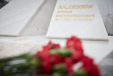 Памятник первому украинскому космонавту Леониду Каденюку на Байковом кладбище в Киеве