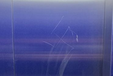 У парламентській будівлі Німеччини невідомі надряпали свастику (фото)