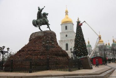 Ukraine's main Christmas tree installed at Kyiv's Sofiyivska Square