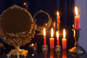 Нужно ли завешивать зеркала в доме с умершим: ПЦУ развеяла давний миф