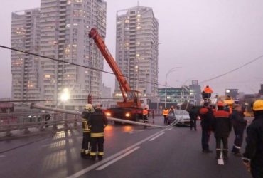 Стала известна причина падения электроопор на Шулявском мосту
