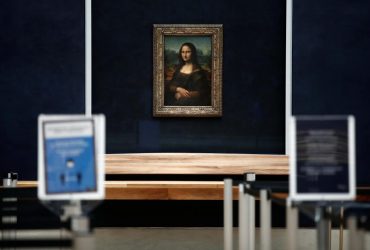 У Луврі переодягнений у стареньку жінку вандал кинув торт у картину Мона Ліза (відео)