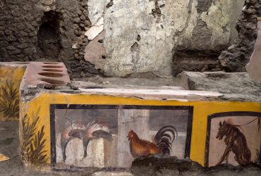 У Помпеях розкопали давньоримське кафе з фресками та посудом (фото)