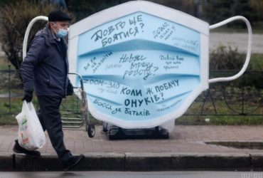 Street art exhibit in Kyiv features Ukraine's biggest face mask