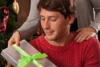 5 лучших подарков для мужа на Новый год: идеи, которые точно понравятся!