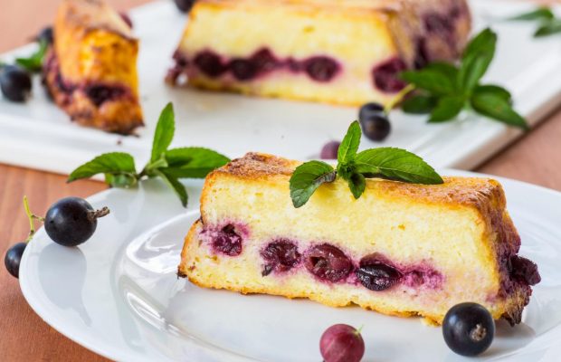 Найсмачніший пиріг на кефірі: рецепти випічки з ягодами, м’ясом та сирною начинкою