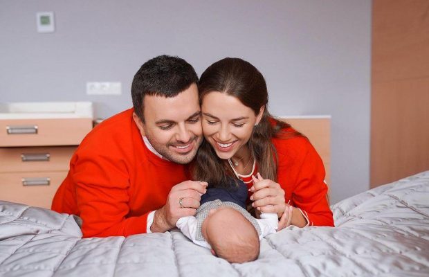 Популярний український ведучий розсекретив ім’я третього сина і замилував ніжним фото