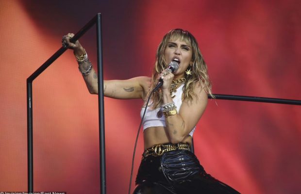 Майлі Сайрус оголила груди заради пікантного знімка