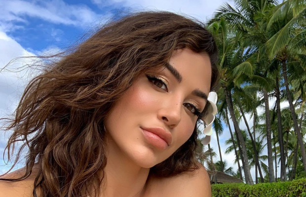 Відома модель показала пишні форми в сексі-білизні