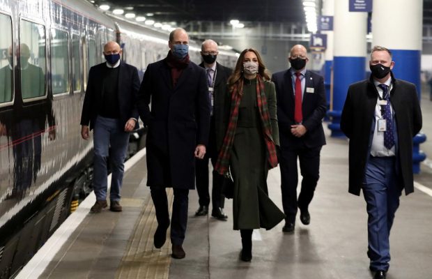 Принц Вільям і Кейт Міддлтон вирушили в тур по Великобританії на королівському поїзді (фото, Відео)