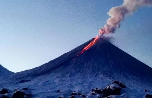 У Росії почалося виверження вулкану: схилом хлинули два потоки лави (відео)