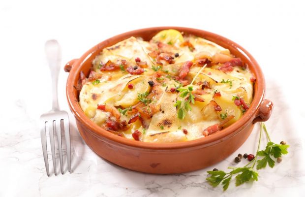 Картофельная запеканка: как готовить вкусное и сытное горячее блюдо