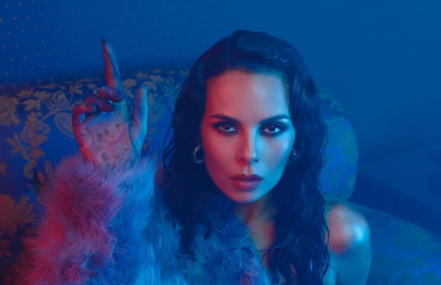 Настя Каменських в міні-сукні похвалилася довгими ніжками